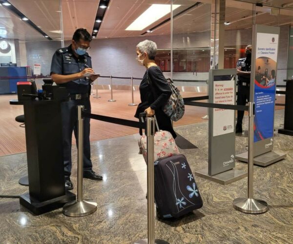 4-au passage de la douane pour le vol de retour en France